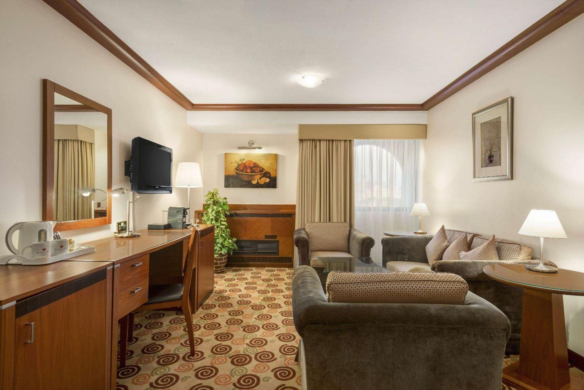 Ramada By Wyndham Bahrain Hotel Манама Екстериор снимка